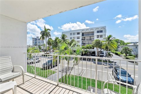 Condo in Bay Harbor Islands, Florida, 2 bedrooms  № 1293609 - photo 11