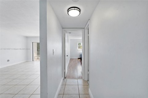 Condo in Bay Harbor Islands, Florida, 2 bedrooms  № 1293609 - photo 14