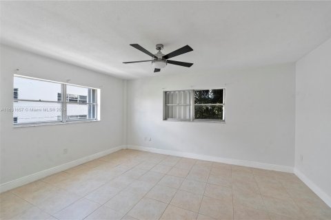 Condo in Bay Harbor Islands, Florida, 2 bedrooms  № 1293609 - photo 22