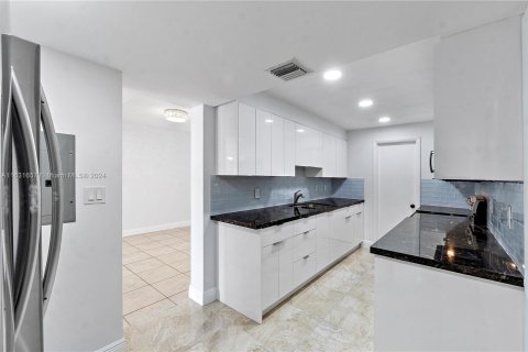 Condo in Bay Harbor Islands, Florida, 2 bedrooms  № 1293609 - photo 7