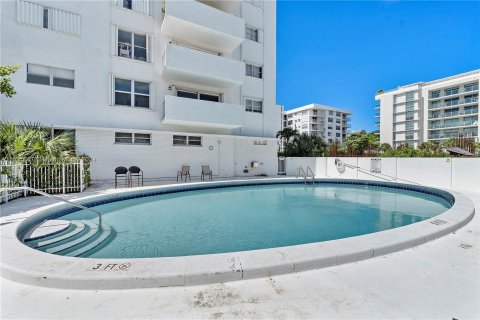 Condo in Bay Harbor Islands, Florida, 2 bedrooms  № 1293609 - photo 28