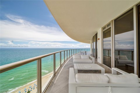 Condominio en venta en Bal Harbour, Florida, 3 dormitorios, 252.79 m2 № 632731 - foto 18