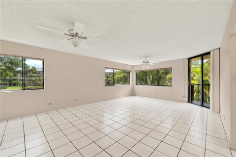 Condo in Miami, Florida, 2 bedrooms  № 1315906 - photo 14