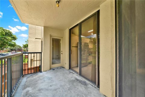 Condo in Miami, Florida, 2 bedrooms  № 1315906 - photo 17