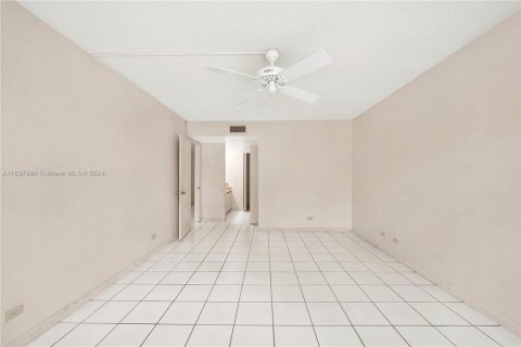 Condo in Miami, Florida, 2 bedrooms  № 1315906 - photo 25