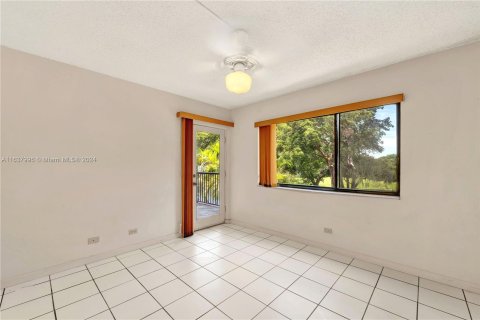 Condo in Miami, Florida, 2 bedrooms  № 1315906 - photo 11