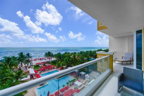 Condo in Sunny Isles Beach, Florida, 3 bedrooms  № 1269257 - photo 1