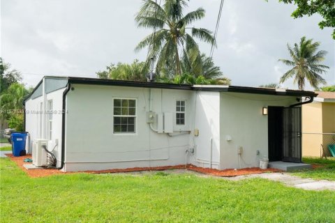 House in North Miami Beach, Florida 2 bedrooms, 81.01 sq.m. № 1394792 - photo 6