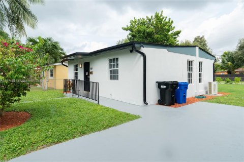 Villa ou maison à vendre à North Miami Beach, Floride: 2 chambres, 81.01 m2 № 1394792 - photo 3