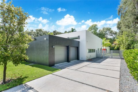 House in Miami, Florida 4 bedrooms, 424.66 sq.m. № 1362732 - photo 16