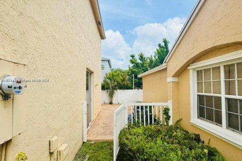 Casa en alquiler en Pembroke Pines, Florida, 3 dormitorios, 240.71 m2 № 1397692 - foto 3