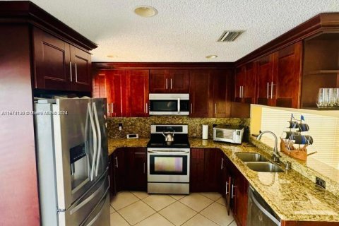 Casa en alquiler en Pembroke Pines, Florida, 3 dormitorios, 240.71 m2 № 1397692 - foto 13