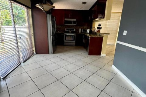 Casa en alquiler en Pembroke Pines, Florida, 3 dormitorios, 240.71 m2 № 1397692 - foto 7