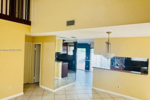 Casa en alquiler en Pembroke Pines, Florida, 3 dormitorios, 240.71 m2 № 1397692 - foto 1