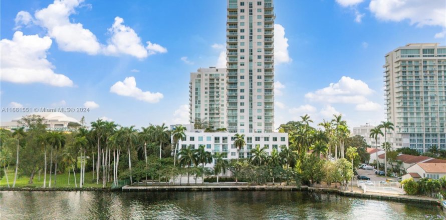 Condominio en Miami, Florida, 2 dormitorios  № 1368807