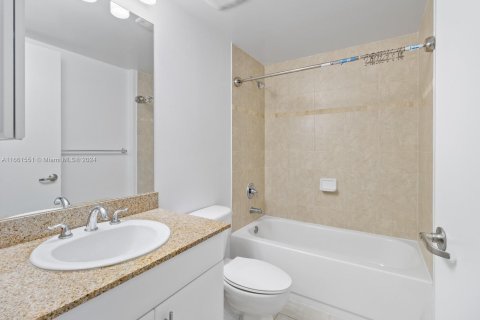 Condo in Miami, Florida, 2 bedrooms  № 1368807 - photo 17