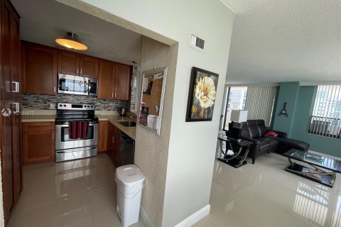 Condo in Hollywood, Florida, 2 bedrooms  № 3420 - photo 2