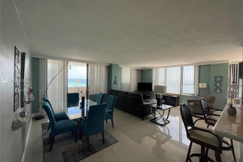 Copropriété à louer à Hollywood, Floride: 2 chambres, 127.28 m2 № 3420 - photo 4