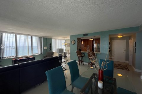 Copropriété à louer à Hollywood, Floride: 2 chambres, 127.28 m2 № 3420 - photo 3