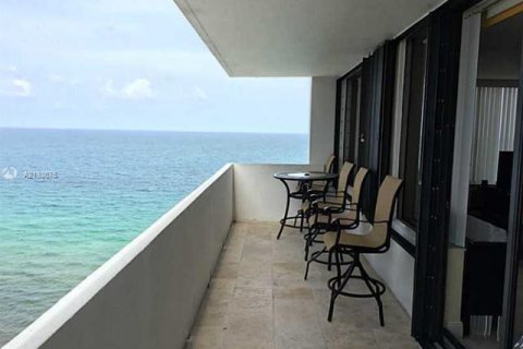 Condominio en alquiler en Hollywood, Florida, 2 dormitorios, 127.28 m2 № 3420 - foto 9