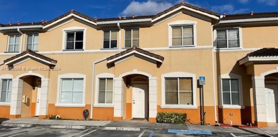 Townhouse in Hialeah, Florida 3 bedrooms, 139.35 sq.m. № 1367363