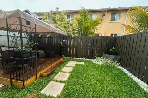 Adosado en venta en Hialeah, Florida, 3 dormitorios, 139.35 m2 № 1367363 - foto 3