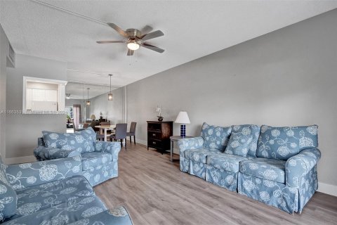 Condo in Pompano Beach, Florida, 2 bedrooms  № 1374280 - photo 13