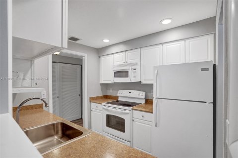 Condo in Pompano Beach, Florida, 2 bedrooms  № 1374280 - photo 4