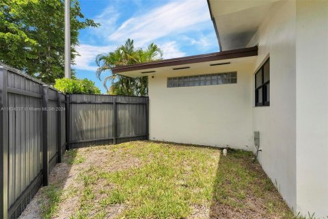 House in North Miami Beach, Florida 3 bedrooms, 186.36 sq.m. № 1316120 - photo 29