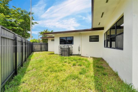 House in North Miami Beach, Florida 3 bedrooms, 186.36 sq.m. № 1316120 - photo 30