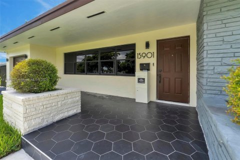 House in North Miami Beach, Florida 3 bedrooms, 186.36 sq.m. № 1316120 - photo 20