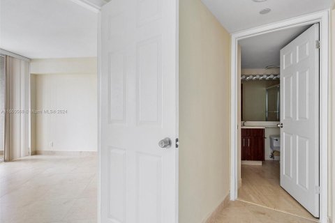 Condo in Aventura, Florida, 2 bedrooms  № 1367048 - photo 17