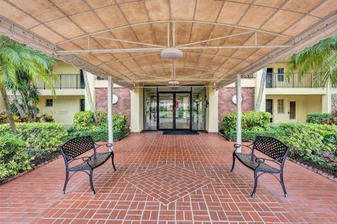 Condo in Pompano Beach, Florida, 2 bedrooms  № 1004409 - photo 2