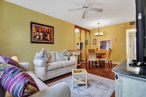 Condo in Lauderdale Lakes, Florida, 1 bedroom  № 958645 - photo 12