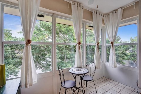 Condo in Lauderdale Lakes, Florida, 1 bedroom  № 958645 - photo 1