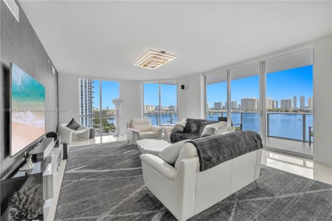 Condominio en venta en North Miami Beach, Florida, 3 dormitorios, 206.71 m2 № 1369173 - foto 3