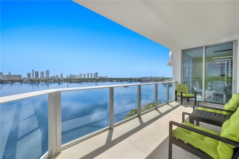 Condo in North Miami Beach, Florida, 3 bedrooms  № 1369173 - photo 1