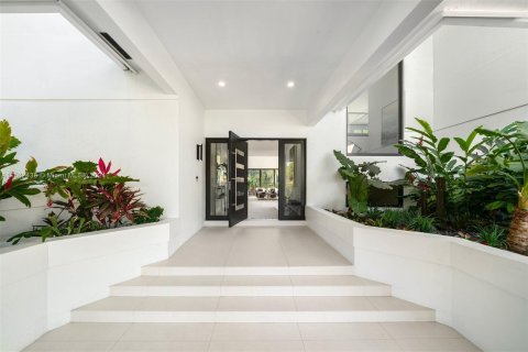 House in Coral Gables, Florida 5 bedrooms, 501.3 sq.m. № 1170500 - photo 24