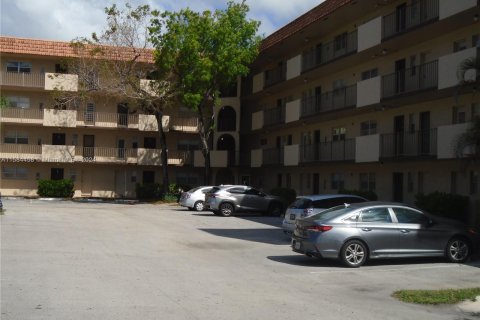 Condominio en venta en Lauderhill, Florida, 1 dormitorio, 80.82 m2 № 1170337 - foto 3