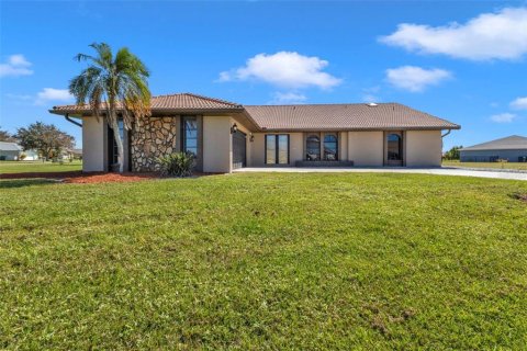 House in Punta Gorda, Florida 4 bedrooms, 240.8 sq.m. № 1416643 - photo 2