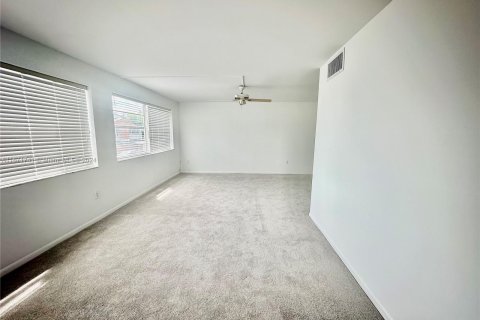 Condo in Miami, Florida, 3 bedrooms  № 1396209 - photo 1