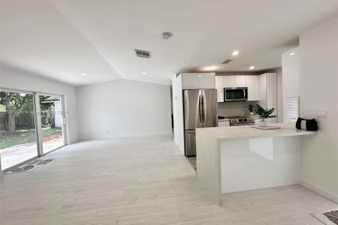 Casa en venta en Miami Gardens, Florida, 4 dormitorios, 120.77 m2 № 1316106 - foto 9