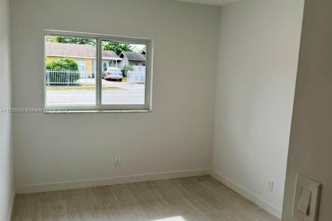 Casa en venta en Miami Gardens, Florida, 4 dormitorios, 120.77 m2 № 1316106 - foto 18