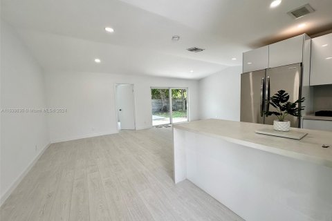 Casa en venta en Miami Gardens, Florida, 4 dormitorios, 120.77 m2 № 1316106 - foto 2