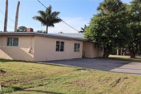 House in Belle Glade, Florida 4 bedrooms, 194.91 sq.m. № 1316104 - photo 5