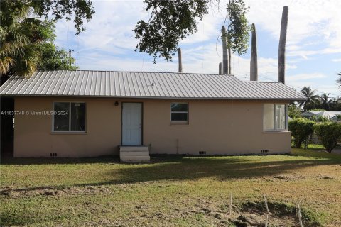 House in Belle Glade, Florida 4 bedrooms, 194.91 sq.m. № 1316104 - photo 2