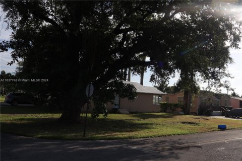 House in Belle Glade, Florida 4 bedrooms, 194.91 sq.m. № 1316104 - photo 1