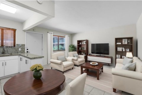 Condo in Miami, Florida, 1 bedroom  № 1365737 - photo 1