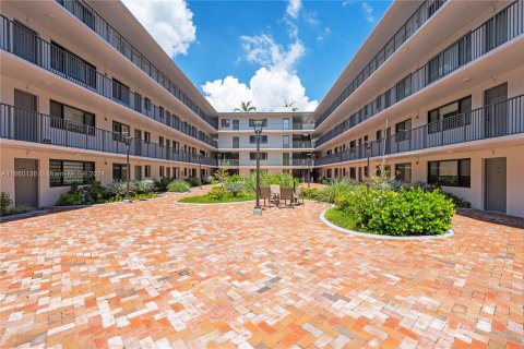 Condo in Miami, Florida, 1 bedroom  № 1365737 - photo 12