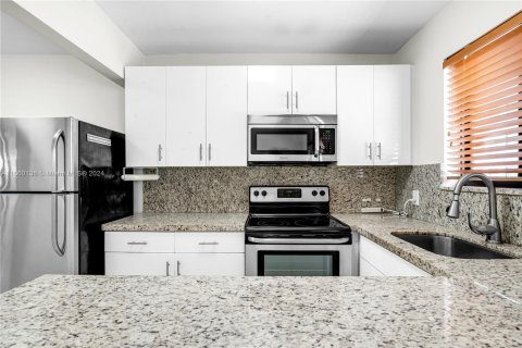 Condo in Miami, Florida, 1 bedroom  № 1365737 - photo 4